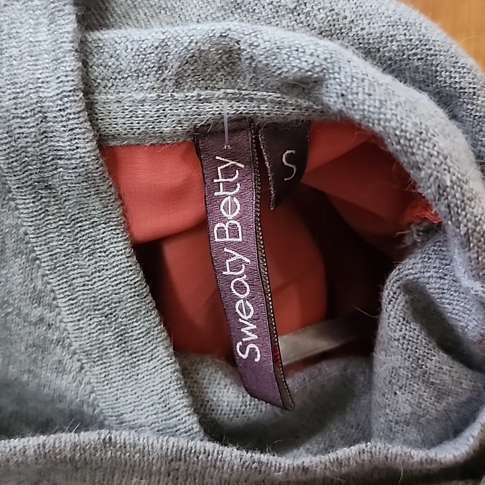 Sweaty Betty sweater top size small gray front semi cheer back - Picture 6 of 6